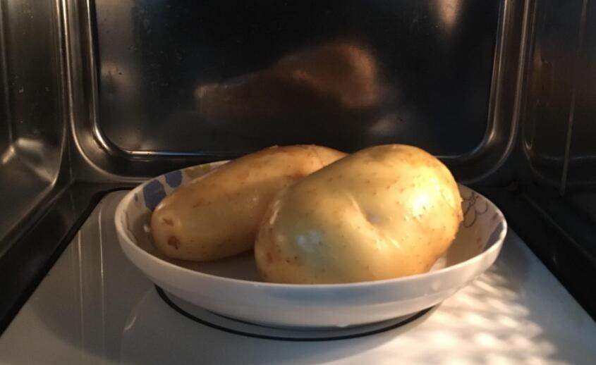 一整个土豆煮多久能熟