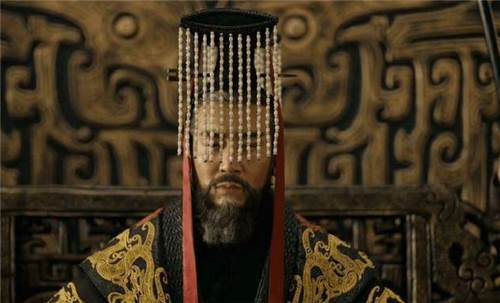 皇帝的帽子前垂下的珠子有什么作用？