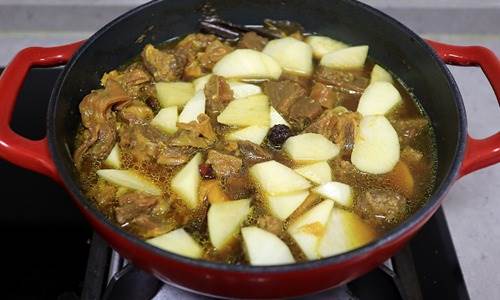 红烧牛肉的做法 最正宗的做法加上土豆和胡萝卜太美味！